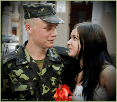Солдат с любимой девушкой, солдат с девушкой, увольнение в армии, увал